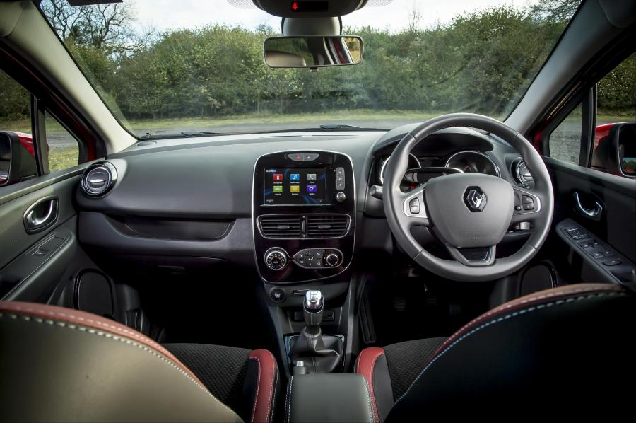 Торпедо Renault Clio 2016 года  (UK) (фото 2 из 31)